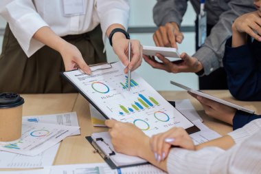 Girişimci gençler ve ortaklar toplantı odasında proje toplantısında fikir alışverişinde bulundular.