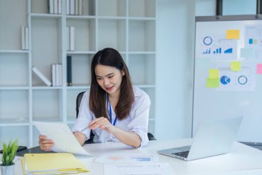 Sorunları analiz etmek ve iş geliştirme konusunda çözümler bulmak için bilanço ile çalışan muhasebecileri kapat.
