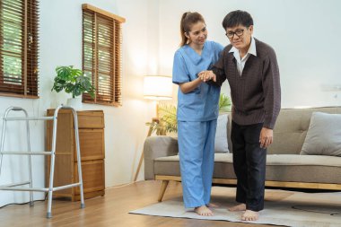 Mutlu bir hemşire yaşlı bir adamla ilgileniyor ve bir aylakla yürümesine destek oluyor..