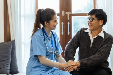 Mutlu bir hemşire yaşlı bir adamla ilgileniyor ve bir aylakla yürümesine destek oluyor..