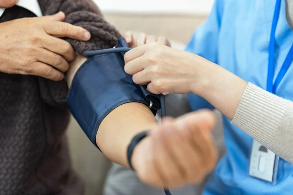 Verpleegkundigen Verzorgers Zorgen Voor Ouderen Door Helpen Hun Bloeddruk Controleren — Stockfoto