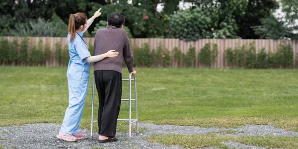 Verpleegster Verzorger Helpen Ouderen Lopen Door Het Gebruik Van Walker — Stockfoto