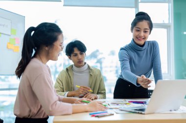 Ax geliştirici ve ui tasarımcılarından oluşan bir takım, arayüz ve kablo tasarımı için beyin fırtınası yapıyor. Yaratıcı dijital geliştirme ajansı.