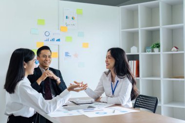 Toplantı odasında proje görüşmeleri sırasında çeşitli iş dünyası gençleri ve ortaklık beyin fırtınası.