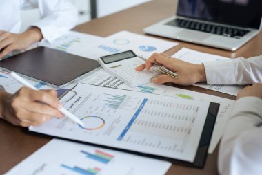 Girişimci gençler ve ortaklar toplantı odasında proje toplantısında fikir alışverişinde bulundular.