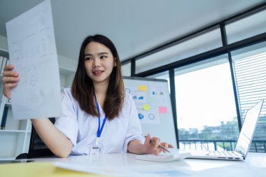Sorunları analiz etmek ve iş geliştirme konusunda çözümler bulmak için bilanço ile çalışan muhasebecileri kapat.