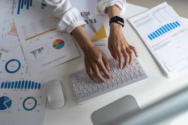 Rapor, strateji ve çevrimiçi veri analizini ofis masasında yazan üst görünüm, bilgisayar ve iş kadını.