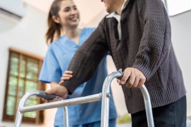 Bakıcı ya da hemşire, yaşlılara bakıcı olmadan evde ayakta duruyor..