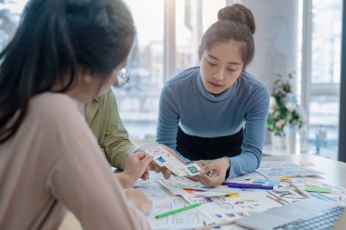 Kağıt kablo arayüzü üzerinde mobil uygulama için UI ve UX tasarımları geliştiren geliştirici takımı.