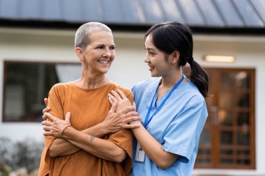 yaşlılar el ele tutuşur bakıcı ya da hemşireler şükranlarını sunarlar..