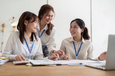 Girişimci gençler ve ortaklar toplantı odasında proje toplantısında fikir alışverişinde bulundular.