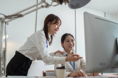 Genç iş adamları yeni projede birlikte çalışıyor. Meslektaşlar birlikte çalışıyor.