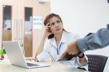 Genç çalışan iş arkadaşı ve modern ofiste sorun ya da üzüntü yaşıyor. İş konsepti.