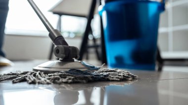 Asyalı temizlikçi kadınlar ofiste yerleri silerler..