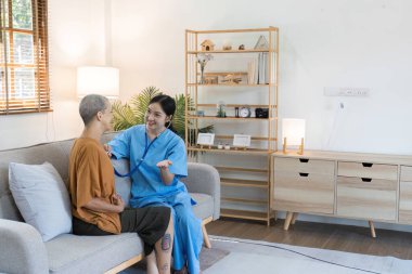 Doktor, kalp atışlarını kontrol etmek için emeklilik yaşının kalp atışlarını dinliyor..