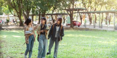 Üniversite öğrencileri bir sonraki derse yürürken dijital tablet kullanıyorlar.