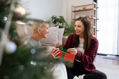 Evde yerde otururken Noel anasından açık bir hediye..