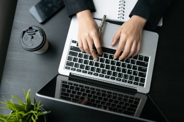 Laptop yolu ile onun ofisinde çalışan profesyonel iş kadını görüntü kırpılmış.