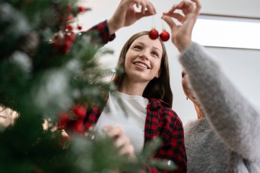 Kadınlar Noel için evlerinde dekore ederler. Aile kutlaması ve evde mutlu yıllar..