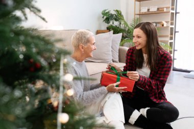 Evde yerde otururken Noel anasından açık bir hediye..