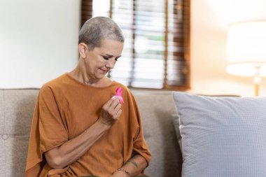 Pembe Ekim Kanser Farkındalığı Ayı. İnsanların hayatını ve hastalıklarını desteklemek için pembe kurdeleli son sınıf öğrencisi kadın..