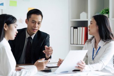 Girişimci gençler ve ortaklar toplantı odasında proje toplantısında fikir alışverişinde bulundular.