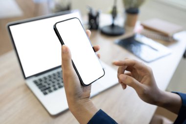 Kadınlar mali bilgileri yönetmek için cep telefonu ve dizüstü bilgisayar kullanır. Model tableti ve dizüstü bilgisayar.