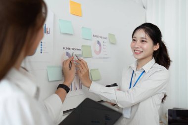 Girişimci gençler ve ortaklar toplantı odasında proje toplantısında fikir alışverişinde bulundular.