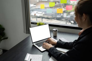 Mockup Laptop, dizüstü bilgisayarda çalışan kadın boş kopya alanı ekranıyla maket yapıyor..