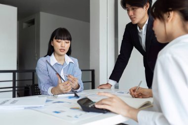 Analizci ekibi toplantı odasında yeni strateji projesiyle ilgili beyin fırtınası yapıyor...