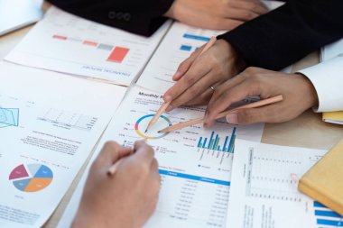 Analizci ekibi toplantı odasında yeni strateji projesiyle ilgili beyin fırtınası yapıyor...