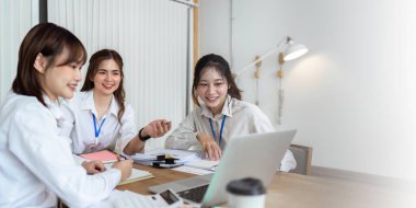 Girişimci gençler ve ortaklar toplantı odasında proje toplantısında fikir alışverişinde bulundular.