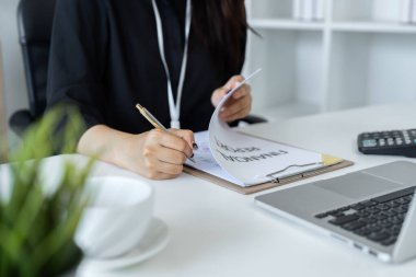 İş kadını bilgisayarında hesap makinesi kullanarak finans muhasebe kavramını hesaplıyor..