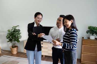 Emlakçısı olan genç bir çift satın almak ya da kiralamak için evi ziyaret ediyor.