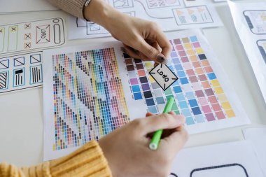 Girişimci gençler ve ortaklar toplantı odasında proje toplantısında fikir alışverişinde bulundular.