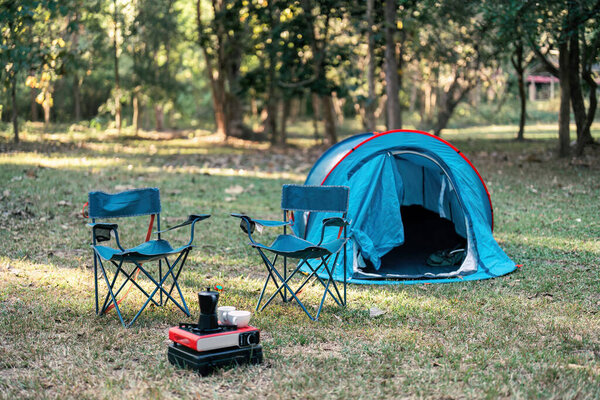 палатка и кемпинг в лесу, ужин и приключения на природе. концепция кемпинга.