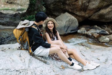 Lezbiyen çift yürüyüş parkurunda birlikte yürürken kayalarda dinleniyor..