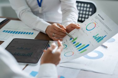 Gülümseyen çeşitli çalışanlar güler, iş birliği yapar ofis toplantılarında beyin fırtınası yaparlar. Mutlu çok ırklı iş adamları birlikte çalışır..