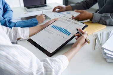 Girişimci gençler ve ortaklar toplantı odasında proje toplantısında fikir alışverişinde bulundular.