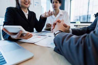 Ekiple profesyonel iş toplantısı ve veri ve analizleri tartışmak, çizelgeler, dizüstü bilgisayarlar....