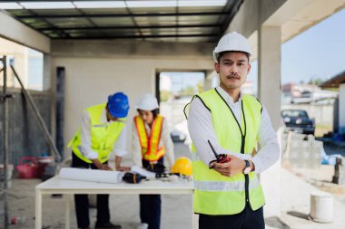 Fabrika istasyonunda üniforma ve kasket takan endüstri mühendisi portresi..