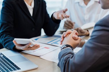 Ekiple profesyonel iş toplantısı ve veri ve analizleri tartışmak, çizelgeler, dizüstü bilgisayarlar....