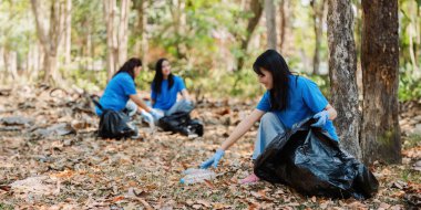 Geri dönüşüm için doğayı çöplerden ve plastik atıklardan temizleyen gönüllüler ve topluluk üyeleri..