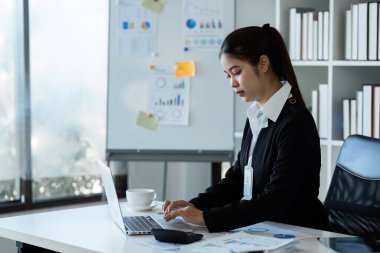 İş kadını elleri, şirket hesaplarını, gelirlerini ve bütçesini kontrol etmek için hesap makinesi kullanıyor..