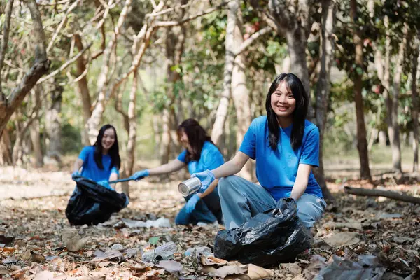 Geri dönüşüm için doğayı çöplerden ve plastik atıklardan temizleyen gönüllüler ve topluluk üyeleri..