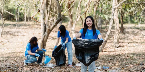 Geri dönüşüm için doğayı çöplerden ve plastik atıklardan temizleyen gönüllüler ve topluluk üyeleri..