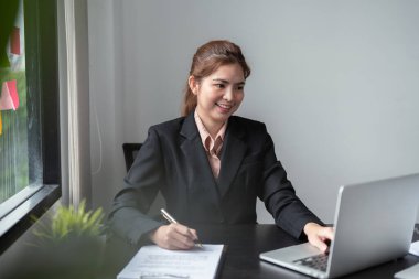 İş adamının iş ortağının huzurunda sözleşmeye imza attığı resmi kapat.