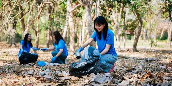 Geri dönüşüm için doğayı çöplerden ve plastik atıklardan temizleyen gönüllüler ve topluluk üyeleri..