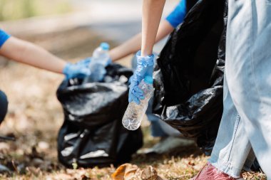 Geri dönüşüm için doğayı çöplerden ve plastik atıklardan temizleyen gönüllüler ve topluluk üyeleri..