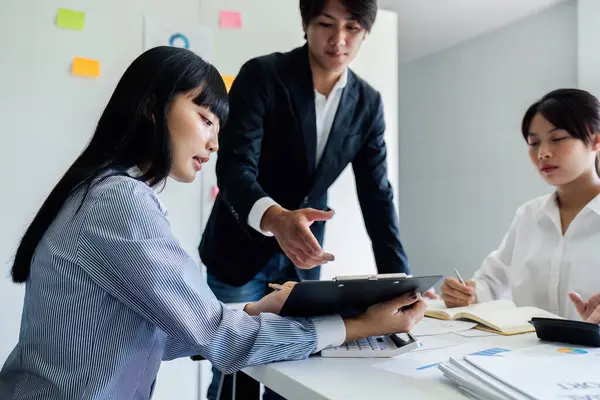 İş adamları kolajda finansal veriler ve pazarlama büyüme raporu grafiği ile analiz etmeyi tartışırlar.